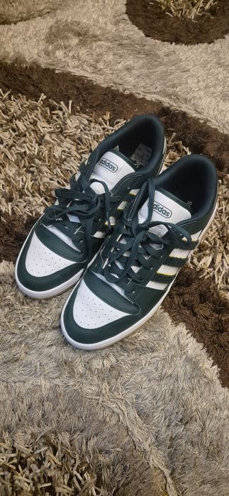 Vand o pereche de Adidas marimea 44, impecabili!