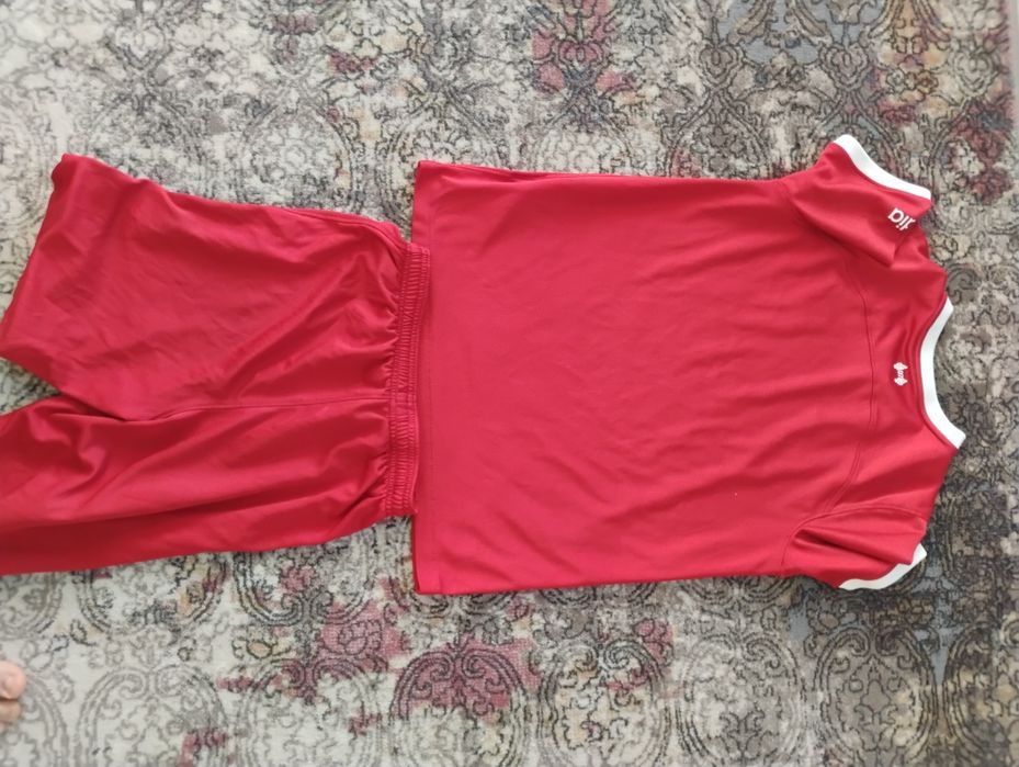 Vând echipament cu Liverpool original