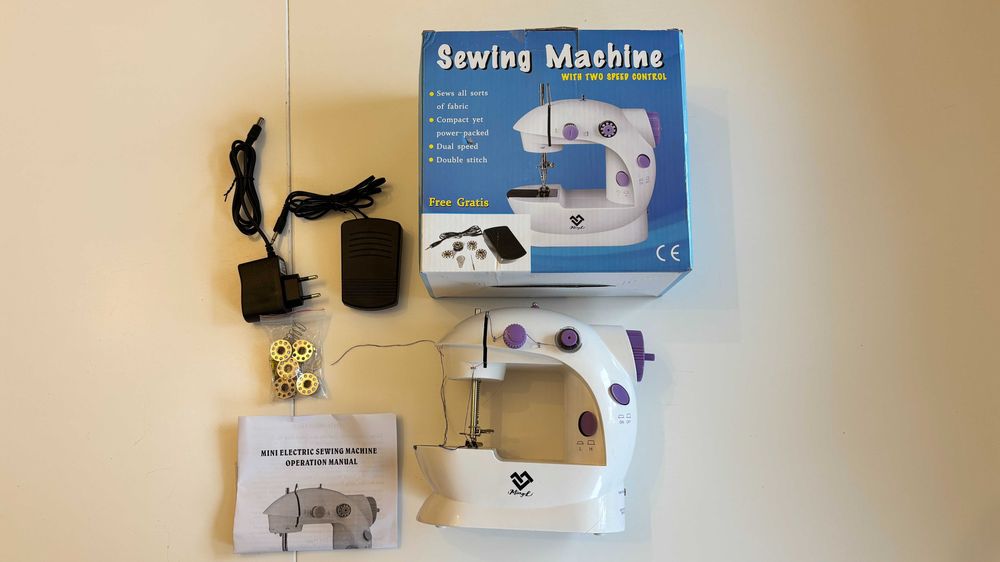 Mini mașină de cusut portabilă – Nouă, la cutie + accesorii