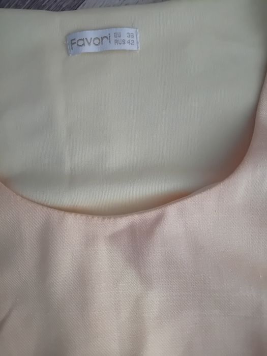 Vând rochie stil A, cu fusta cusuta manual la designul de pe ea, 36