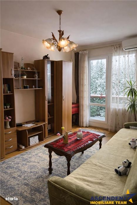 2 camere decomandate,mobilat,utilat,aer conditionat,2 balcoane,Cornisa