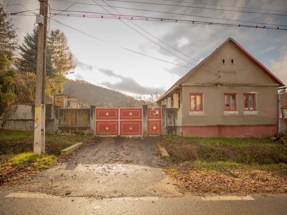 Vând casă cu teren generos 1250 m2