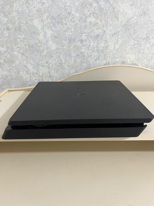 Продам PS4 Slim.