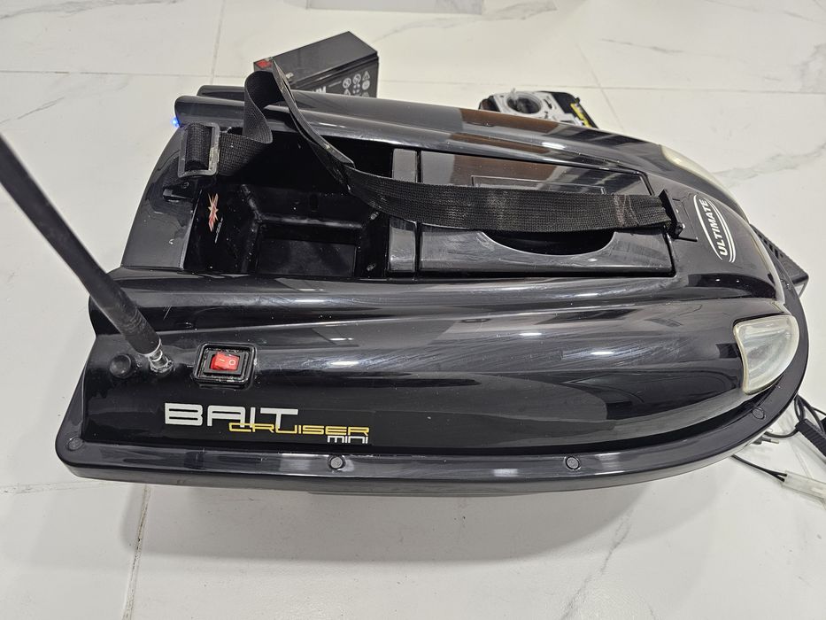 Лодка за захранка и поставяне на шамандура