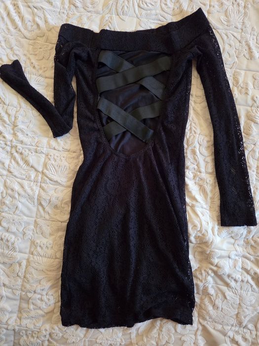 Данталена черна рокля с гол гръб