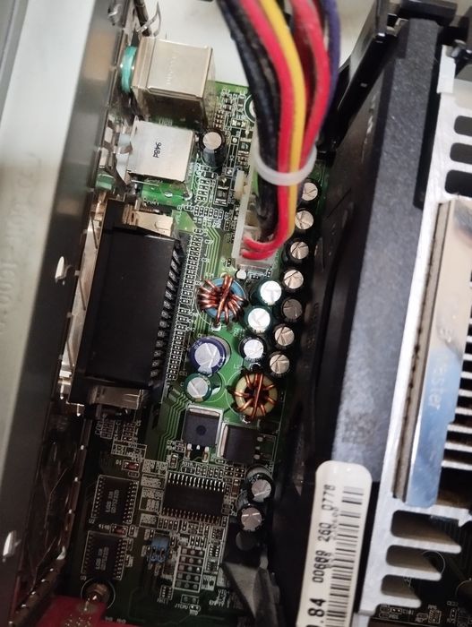 Unitate P III /700Mhz , OPBX4 cu SDRAM ,picioare rabatabile carcasă