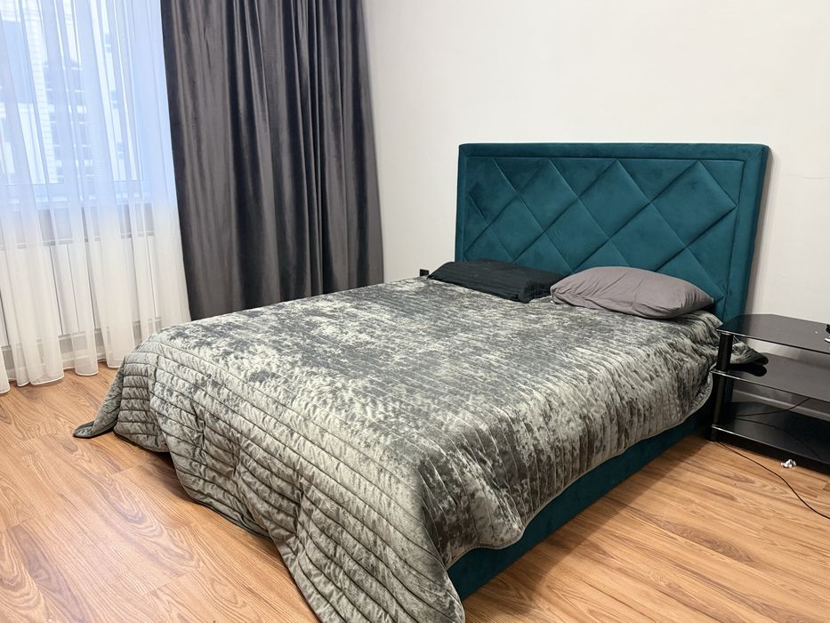 Двухспальняя кровать с матрасом