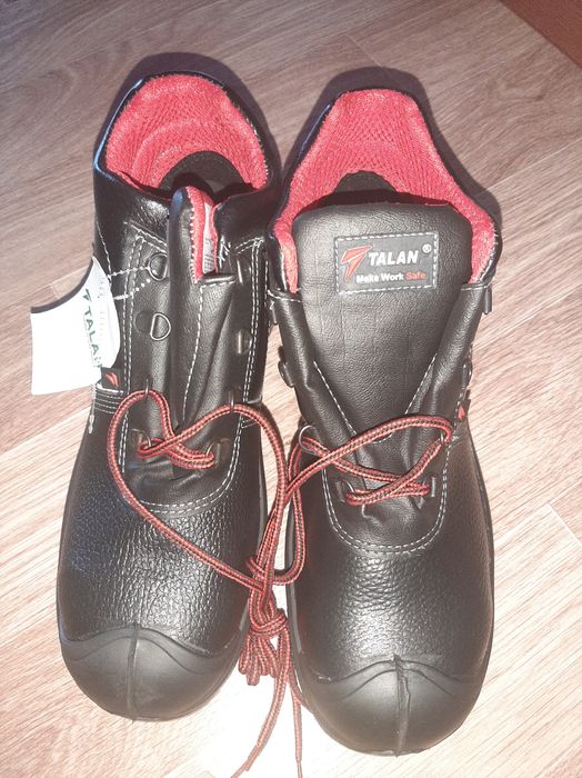 Продам рабочую обувь.