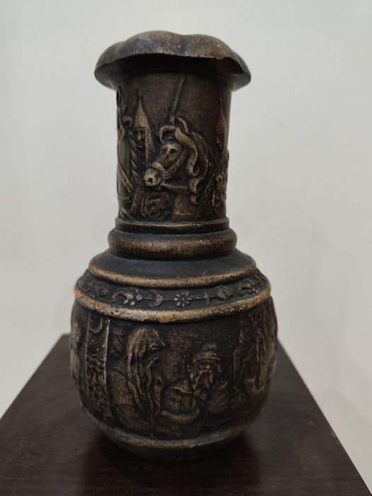 Антична декоративна керамична ваза / арт керамика с релефни фигури