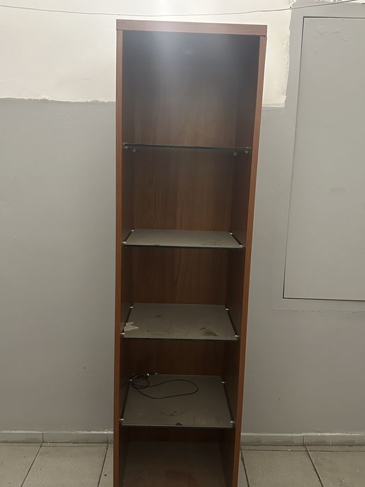 Шкаф с стеклянными полками