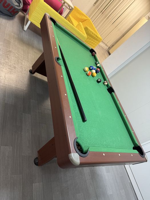 Билярдна маса с щеки