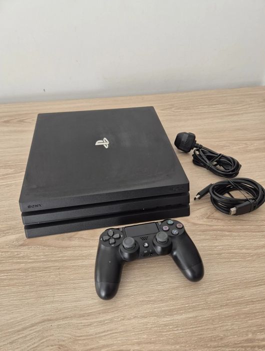 PlayStation 4 Pro 1TB в  отлично състояние, без забележки и профилактиран