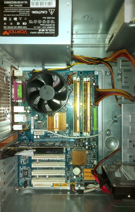 Продам системник core quad 8300/gt210 1gb