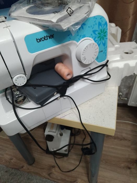 Mașină de cusut electrica cu pedala și zig zag originala Brothers