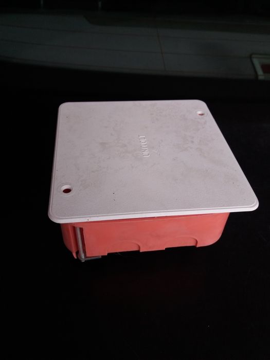 Doza derivatie pt.rigips,cu capac alb,Nou. Pret 20 lei. buc.