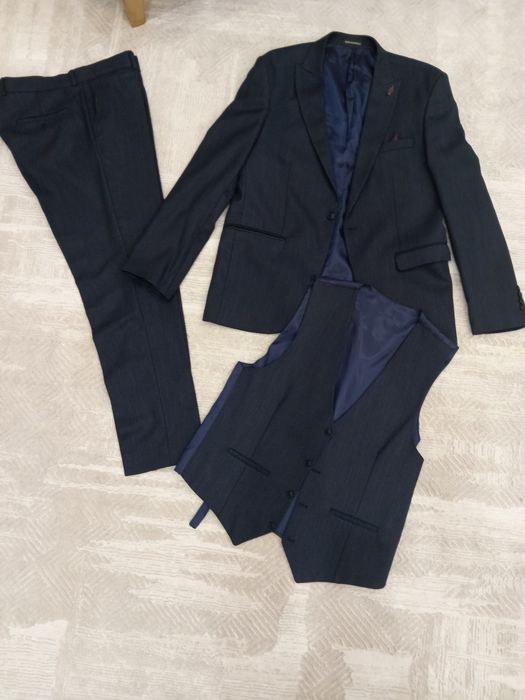 Мужской кастюм тройка