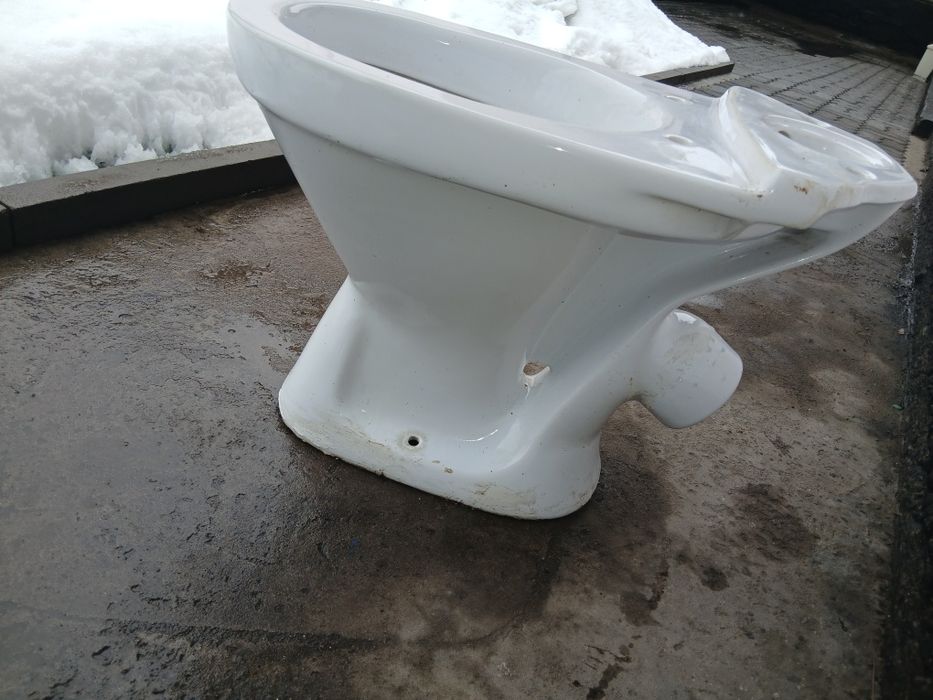 Унитаз б/у. Не комплектный.