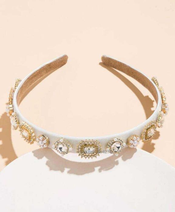 Бяла диадема с камъни и перли