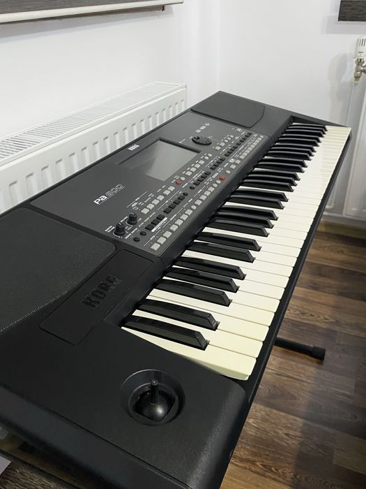 Orga KORG PA 600 + stativ + husa