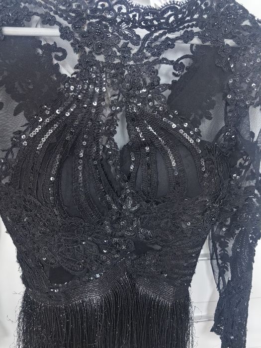 Рокля с дантела и ресни