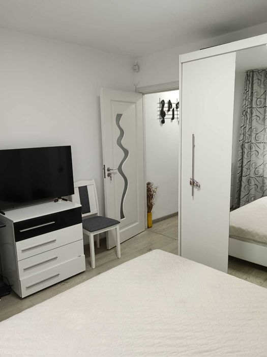 vand apartament 4 camere zona centru Resita