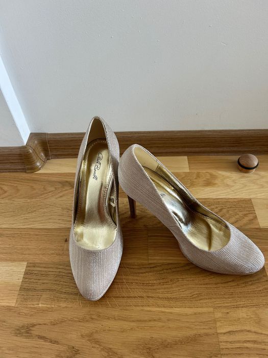 Златни обувки с ток
