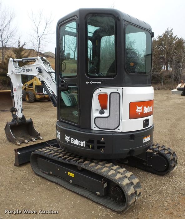 Inchiriez miniexcavator Bobcat cu picon
