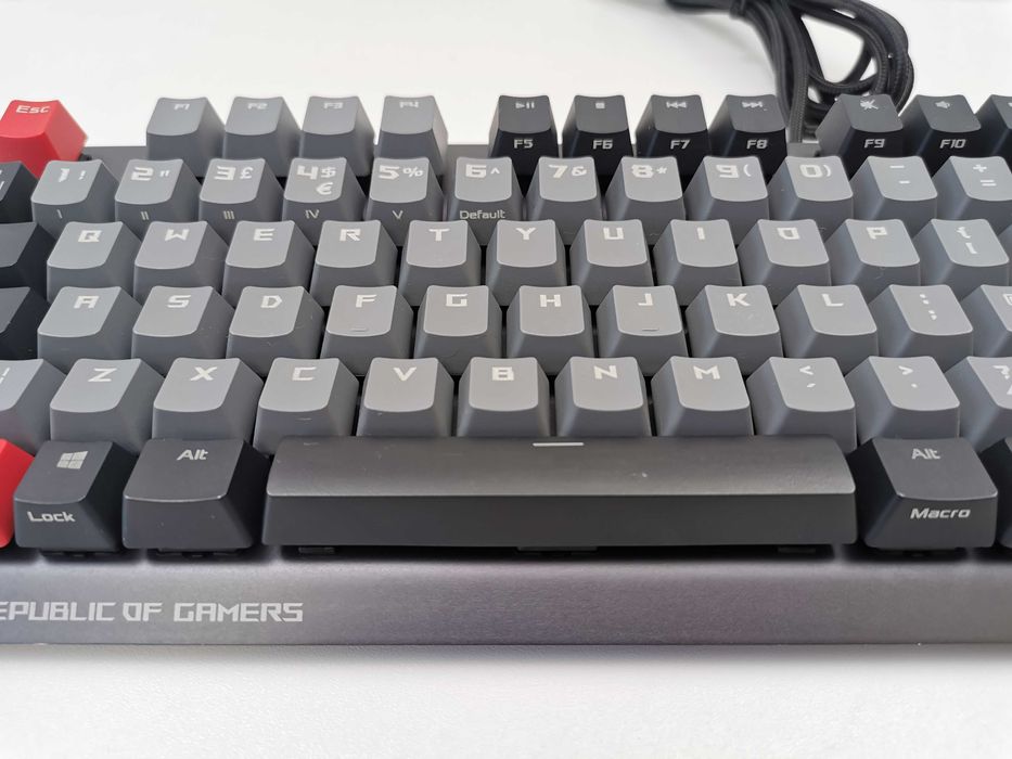 Клавиатура Asus ROG Strix Scope PBT с Cherry MX Red суичове и PBT капачки