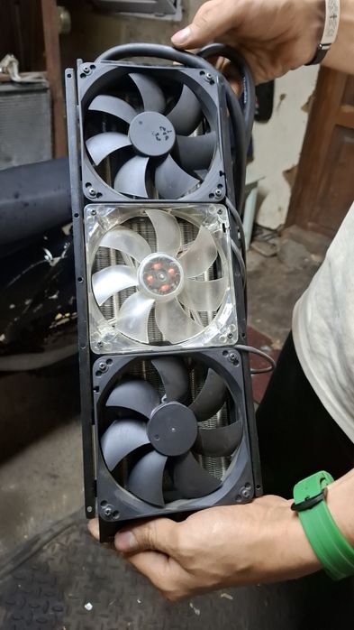 Радиатор водяного охлаждения на комьпьютер.