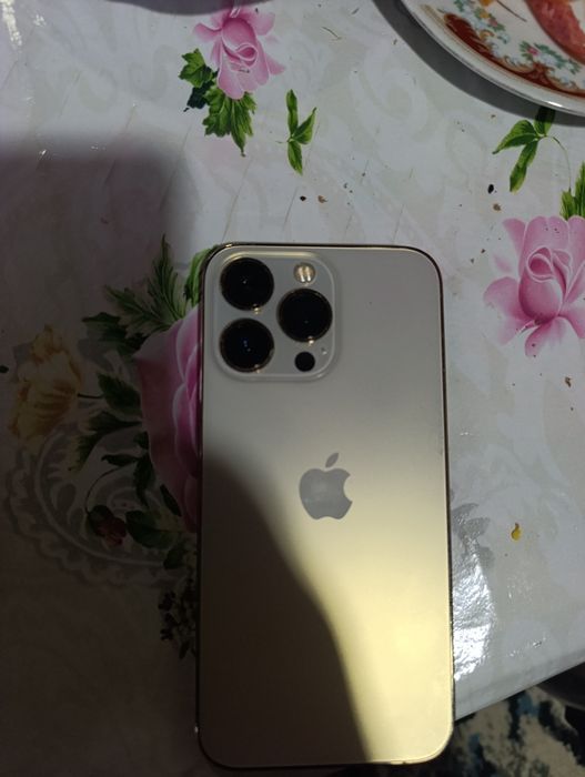 iPhone 13 pro gold svet