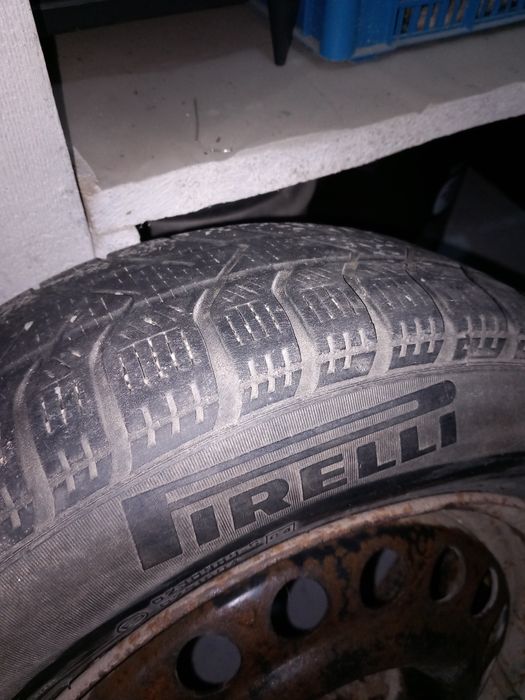 Roti cu genti de tabla și cauciucuri de iarna și capace