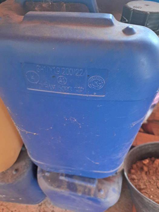Bidoane plastic între 10-30 litri folosite, toate la pachet