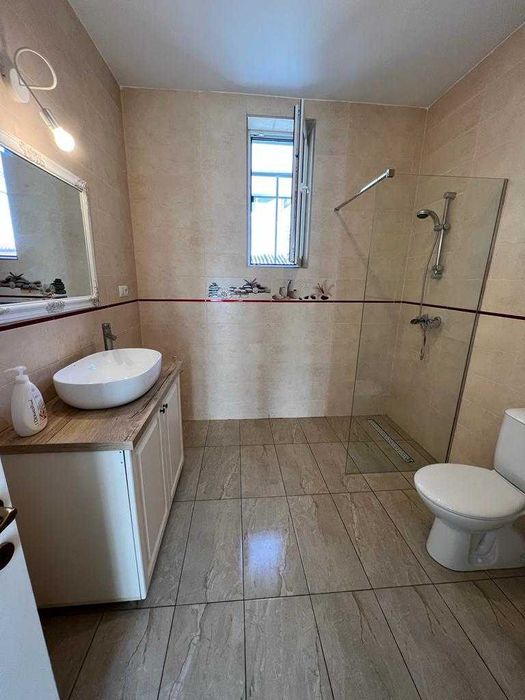 Spatiu comercial, vad intens, vitrine, utilitati, parcari, 130 mp