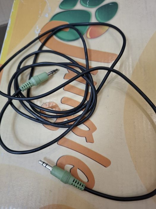 Шнуры разные, адаптеры.