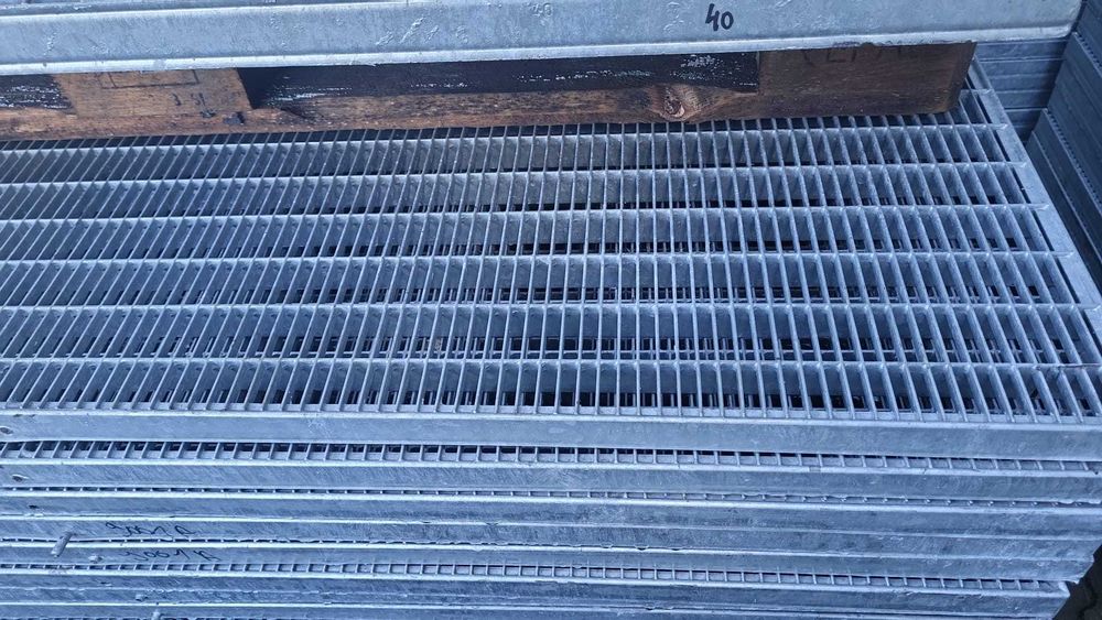 Grilaj (gratar) zincat  pe stoc.