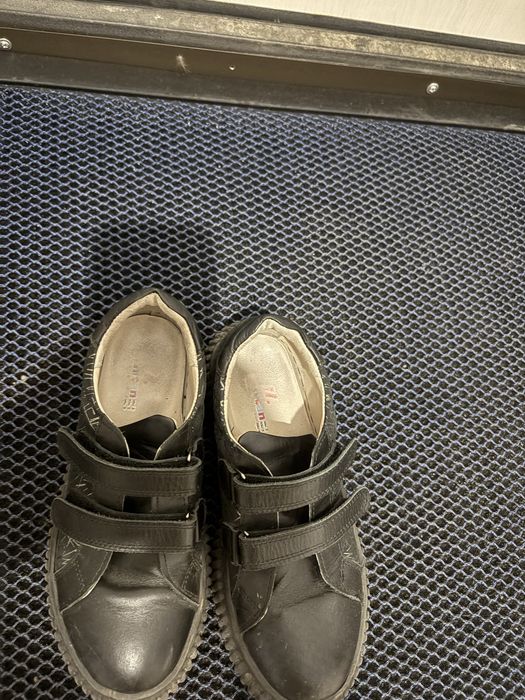 Кроссовки кожаные 34 размера