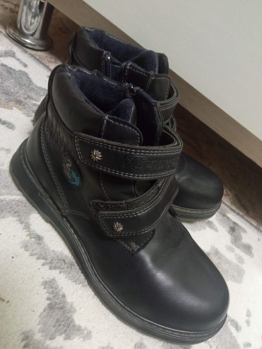 Продам ботинки на мальчика 36р