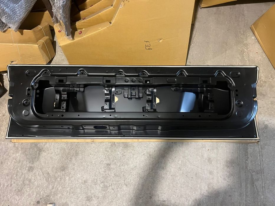 Крышка багажа Land Cruiser 200