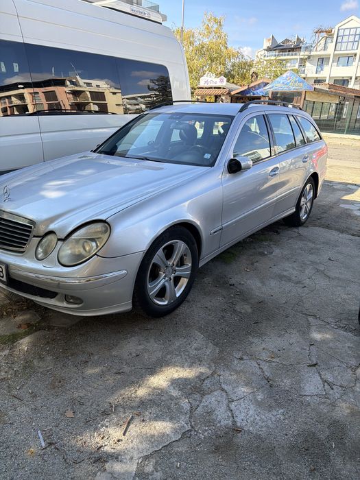 Продавам e class 2003г. Автомобила е обслужен, има следи от опотреба.