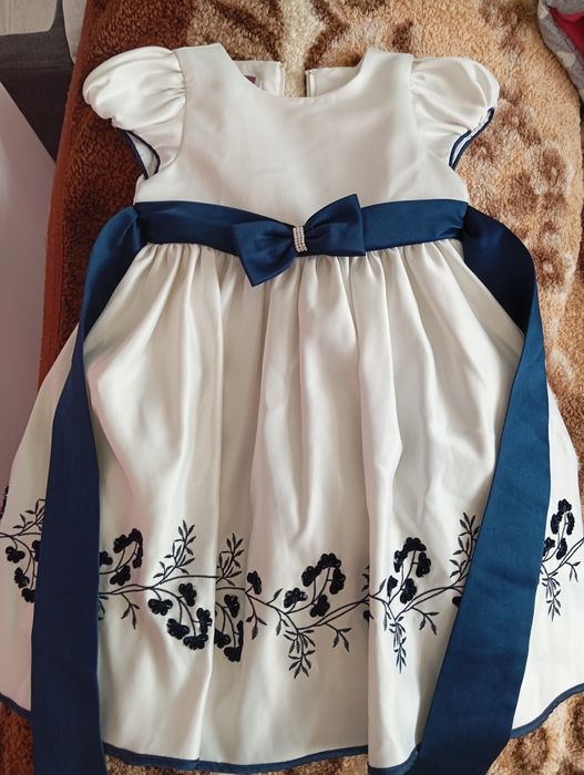 Продам платье на девочку 4-5 лет