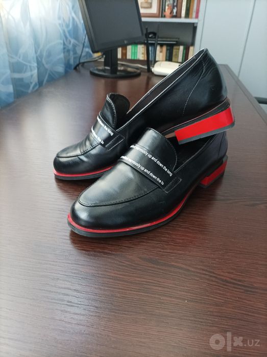 Продаются лакированные женские туфли.