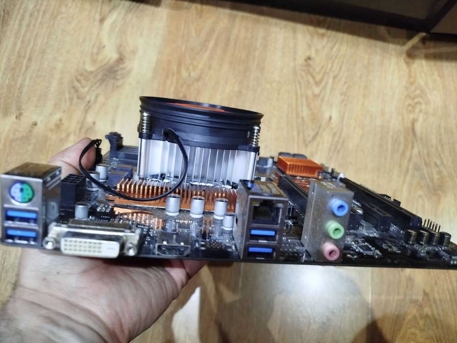 Процесор i5 7400 с дъно ASRock B150M ProS4, Охладител и IO Shield