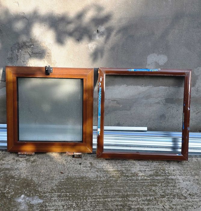 Geam Aluminiu maro cu ramă – 56 × 57,5 cm