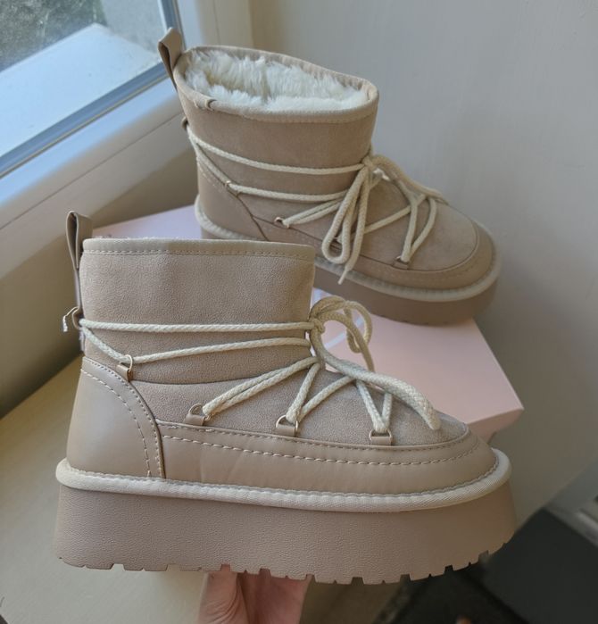 Бежови дамски зимни боти тип UGG