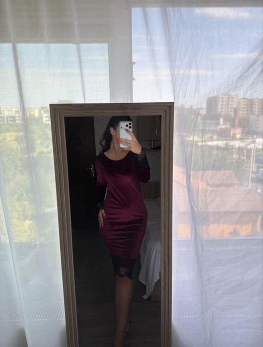 Rochie burgundie din catifea cu dantela neagra
