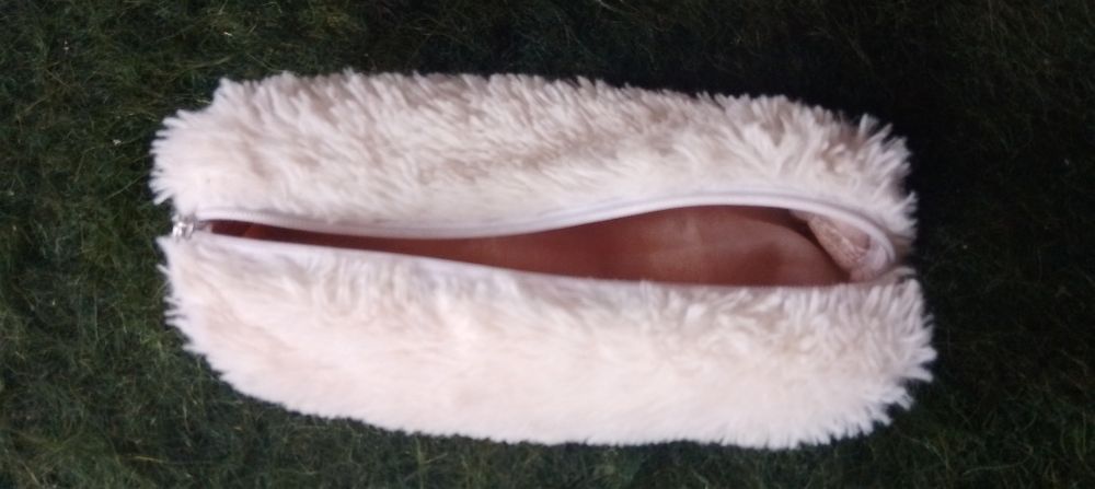 Уред за сушене на обувки, огледалце и несесер за гримове