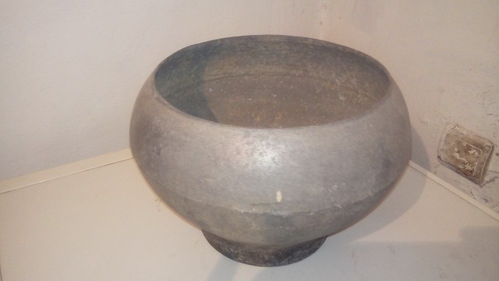 Керамическая ваза 15 000 теңге.