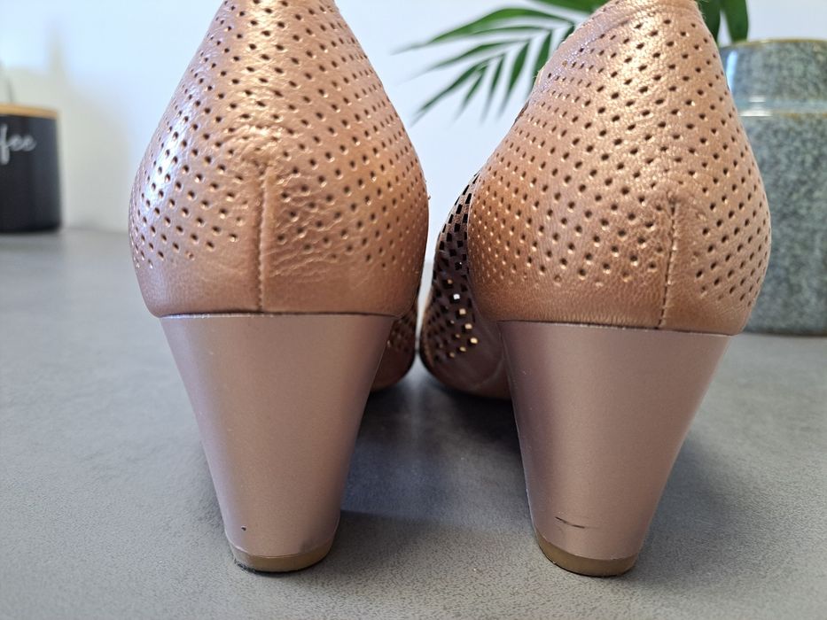 Pantof din piele cu perforatii