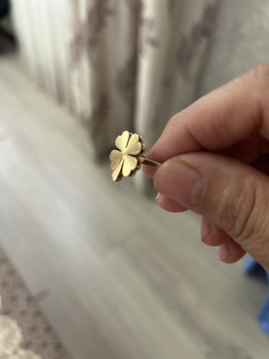 Продам золотой набор Клевер