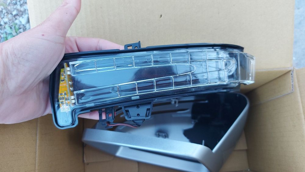 Мерц. Е350 Капачка(коруба)за огледало с мигач.